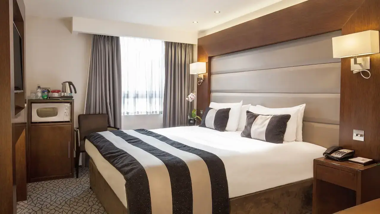 Park Grand Paddington court